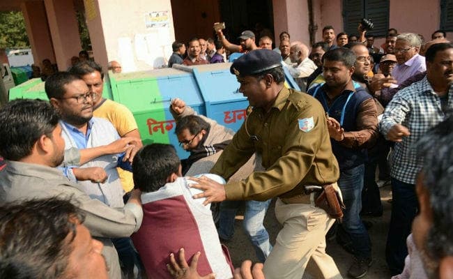 धनबाद :  रणक्षेत्र में तब्दील हुआ नगर निगम का कार्यालय, मेयर के साथ हाथापाई