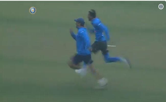 धौनी 36 के, पांड्‌या 24 के, लेकिन देखें 100 मीटर रेस में किसने दी किसको पटखनी