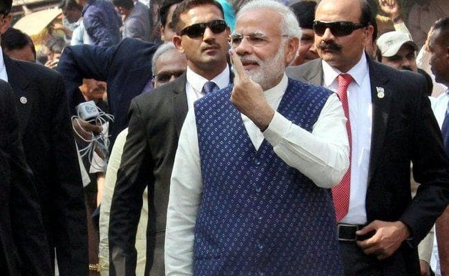 वोट देने लाइन में खड़े हुए पीएम मोदी, कांग्रेस की शिकायत पर चुनाव आयोग ने दिये जांच के आदेश