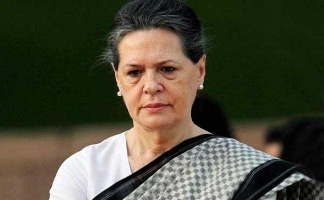 साेनिया गांधी का रिटायरमेंट का एलान, कांग्रेस बोली अध्यक्ष पद से रिटायर हो रही हैं राजनीति से नहीं