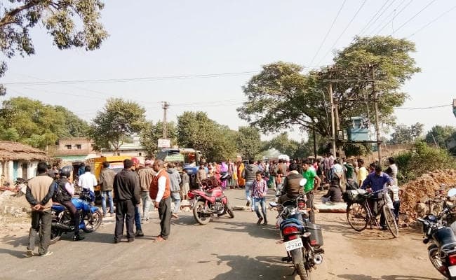 कतरास : युवक की हत्या में इस्तेमाल देसी पिस्तौल बरामद, राजगंज में सड़क पर उतरे लोग, लगा लंबा जाम