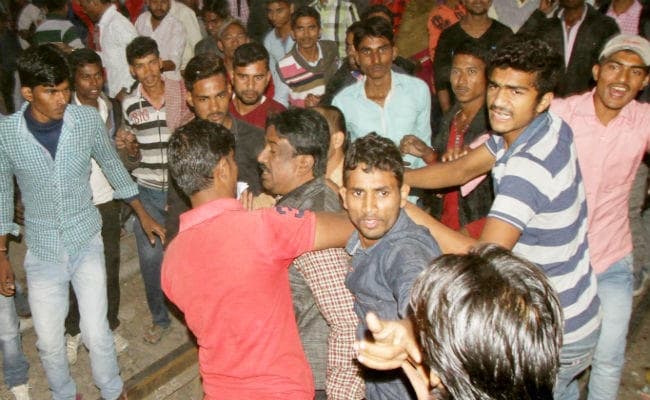 रेलवे में बहाली की मांग को लेकर रात तक छात्रों के कब्जे में रहा स्टेशन, हंगामा, तोड़फोड़, मारपीट