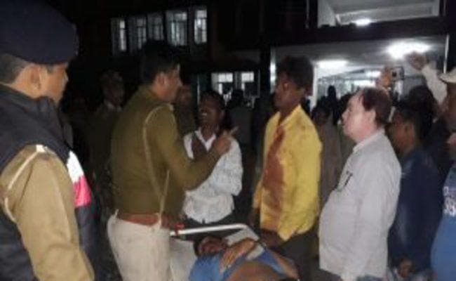 बिहार : लखीसराय में झड़प और कहासुनी के बाद युवक की गोली मारकर हत्या, इलाके में तनाव बिहार : लखीसराय में झड़प और कहासुनी के बाद युवक की गोली मारकर हत्या, इलाके में तनाव