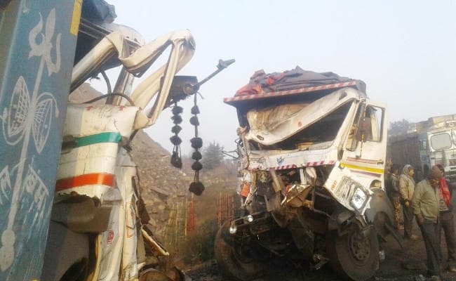 बोकारो के बेरमो में बड़ी दुर्घटना, दो हाईवा के बीच हुई भीषण टक्कर, दोनों वाहनों के परखच्चे उड़े, देखें PICS