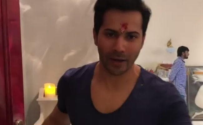 VIDEO: लिविंग एरिया से लेकर बेडरूम तक, ऐसा दिखता है वरुण धवन का नया घर