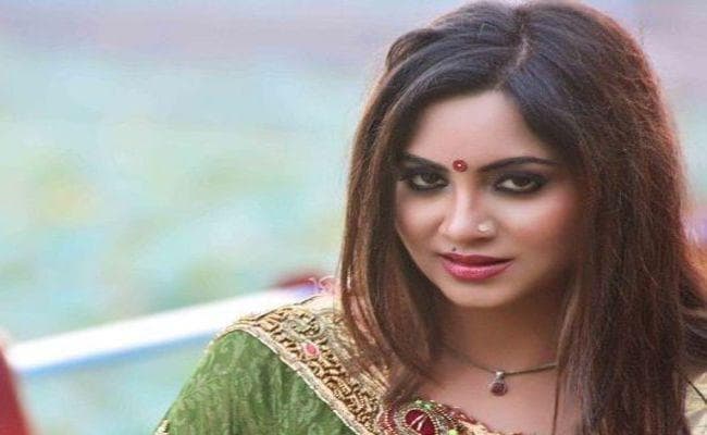 Big Boss : सबसे विवादित कंटेस्टेंट अर्शी खान के खिलाफ गिरफ्तारी वारंट जारी