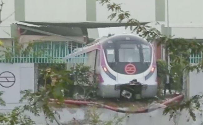 उद्घाटन से पहले दीवार तोड़कर बाहर निकली दिल्ली मेट्रो, 25 को पीएम मोदी को दिखाना है हरी झंडी