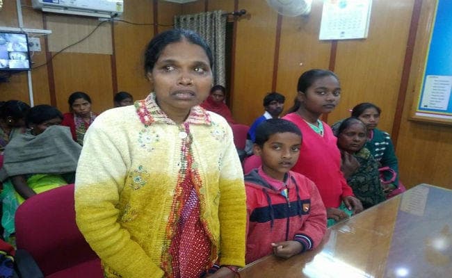 रोते हुए महिला बोली, सर नौकरी नहीं मिली, तो बच्चों के साथ मर जाऊंगी