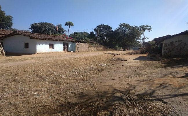 गुमला : तिहरे हत्याकांड में आठ गिरफ्तार, 48 आरोपी फरार, हर घर में लटका है ताला, गांव में है सन्नाटा