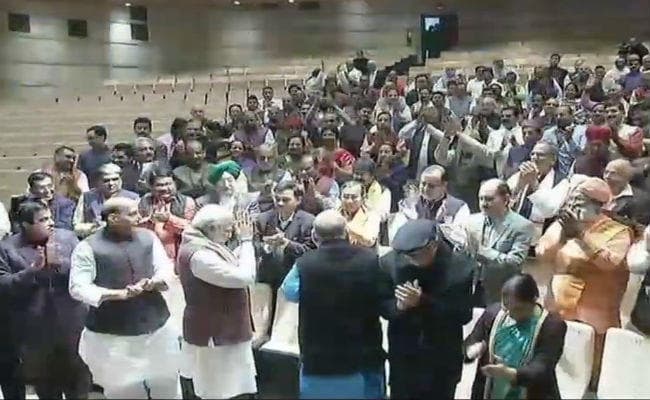 संसद LIVE : जीत के जोश में मंत्री हुईं बेहोश!