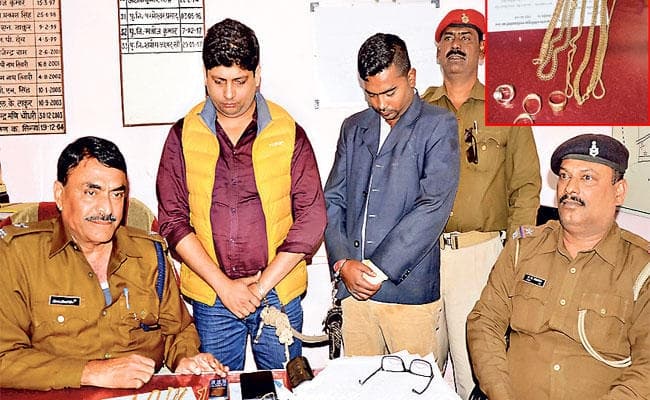 धनबाद के बैंक मोड़ में फर्जी डीएसपी गिरफ्तार, कार और 12 लाख के जेवर जब्त