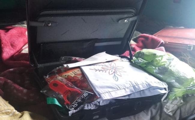 दरवाजा खटखटा कर बोले जल्दी खोलिए, हम थाने से आये हैं, और उसके बाद...