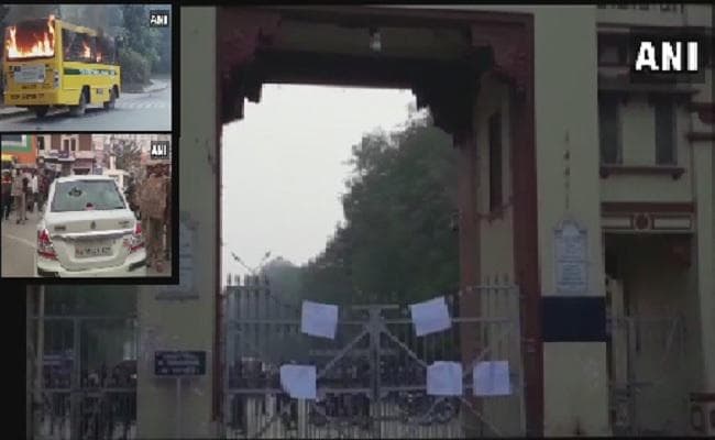 BHU में छात्र नेता की गिरफ्तारी के बाद उपद्रव, स्कूल बस को लगायी आग, माहौल तनावपूर्ण