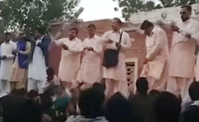 पाकिस्तान में अनोखी शादी, डॉलर, रियाल व मोबाइल की हुई बारिश