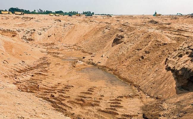 चतरा में डीएमओ ने बालू घाट व स्टॉकयार्ड की जांच की, पायी गड़बड़ियां