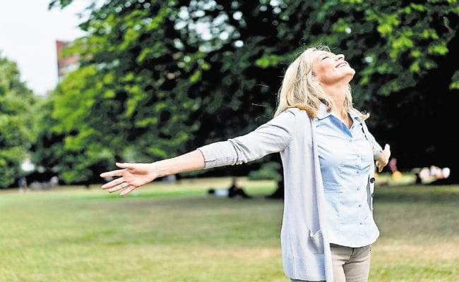 पुरुषों की अपेक्षा अधिक खुश रहती हैं बुजुर्ग महिलाएं....जानें क्‍या है वजह