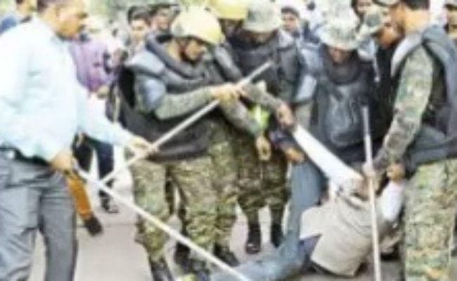 घूसखोरी का आरोप लगाकर सपरिवार आत्मदाह करने जा रहा था टेंपो चालक, जानें फिर क्या हुआ जो मच गया हंगामा