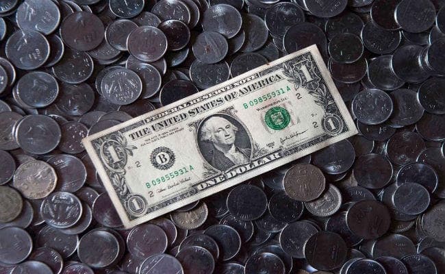 शुरुआती कारोबार में डॉलर के मुकाबले रुपया 10 पैसे मजबूत