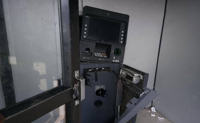 धनबाद : SBI की महाराजगंज शाखा की एटीएम काटकर पैसे की लूट, पुलिस जांच में जुटी