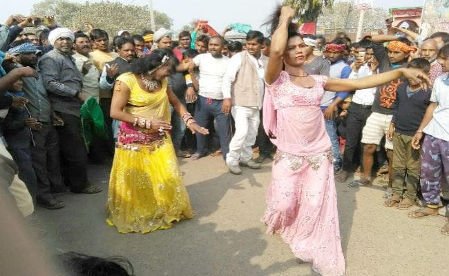 राजद का बिहार बंद : कहीं लगे अश्लील ठुमके, तो कहीं सड़क पर ही गाना-बजाना और लिट्टी पार्टी, देखें तस्वीर और वीडियो