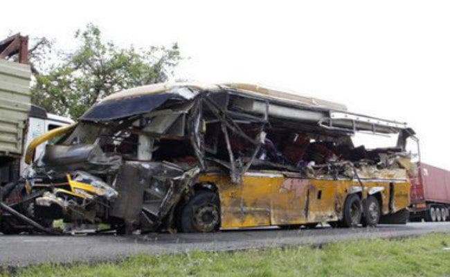 पाकिस्तान : हाईवे पर खड़े ट्रेलर से टकरायी यात्री बस, 11 लोगों की मौत