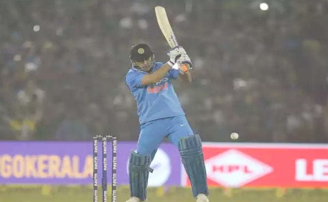 धौनी के बुलेट शॉट से बाल-बाल बचे केएल राहुल, देखें वीडियो