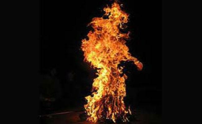 महिला को सरेआम किया आग के हवाले, हालत गंभीर