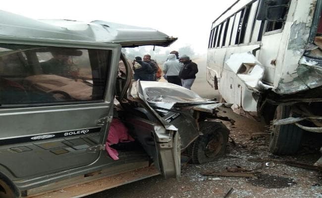 IN PICS : पलामू में बस और बोलेरो में जबर्दस्त टक्कर, बोलेरो के परखच्चे उड़े