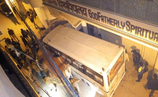 जानें कैसे चल रही थी दिल्ली की ''सेक्स जेल'', बाबा बच्चियों से करता था रेप