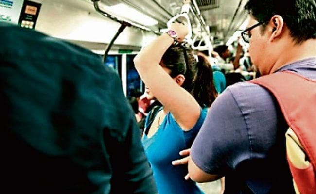 पब्लिक ट्रांसपोर्ट में भीड़ का गलत फायदा उठाते हैं लोग, हजारों महिलाएं हुईं छेड़छाड़ की शिकार