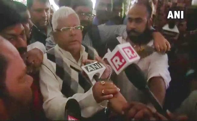 Latest News : कार्यकर्ताओं की धड़कनें तेज, चारा घोटाला मामले में कुछ देर में लालू, जगन्नाथ समेत 22 लोगों को सुनायी जायेगी सजा