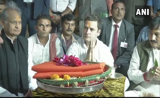 गुजरात पहुंचे राहुल गांधी विधायकों के साथ करेंगे बैठक, सोमनाथ मंदिर में की पूजा-अर्चना