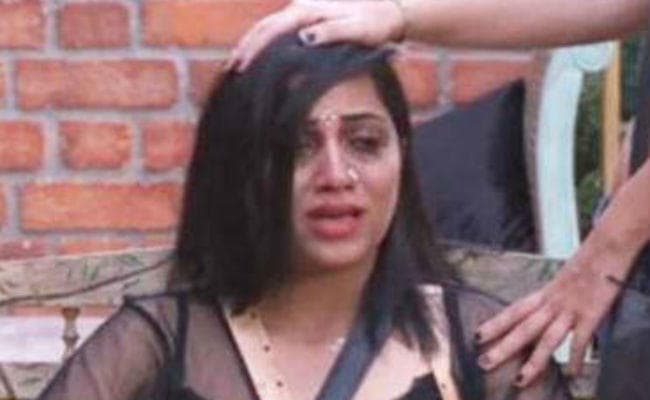 बिग बॉस के दर्शकों के लिए सबसे शॉकिंग खबर, घर से बेघर हो गयीं एंटरटेनिंग अर्शी खान