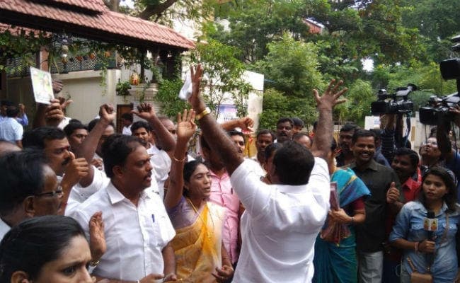 #RKNagar: जयललिता की सीट पर AIADMK पिछड़ी, निर्दलीय दिनाकरण आगे, भाजपा को नोटा से भी कम वोट