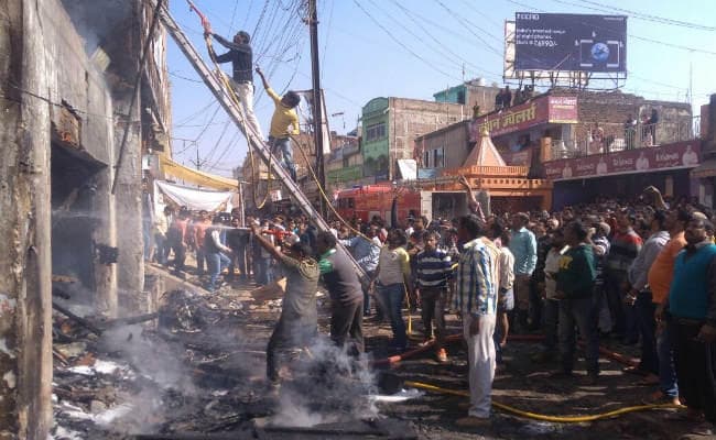 गुमला मेन रोड के बम दुकान में लगी आग, अफता-तफरी का माहौल
