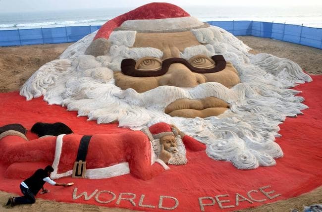 OMG : ये हैं दुनिया के सबसे बड़े सांता...!