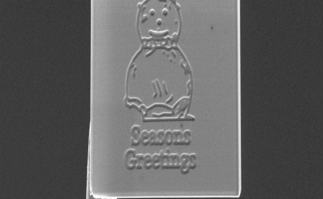 OMG : देखें दुनिया का सबसे छोटा क्रिसमस कार्ड, इसे पढ़ने के लिए माइक्रोस्कोप जरूरी है