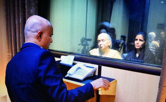 मां और पत्नी के करीब होकर भी पास नहीं हो पाये कुलभूषण, PAK ने खड़ी कर दी शीशे की दीवार