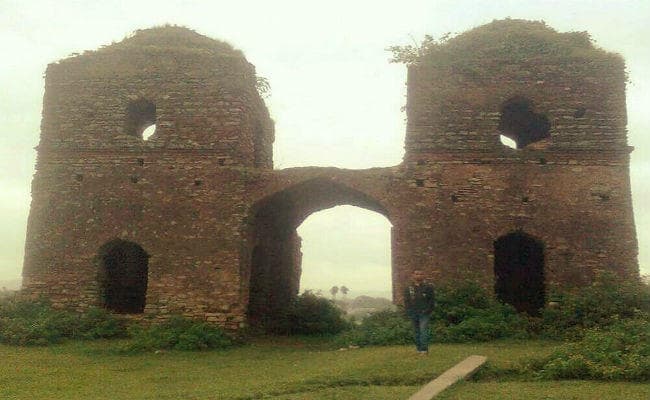 हरे-भरे वादियों व किले के बीच पिकनिक मनाना हो तो बादम आइये