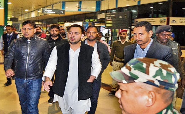 बिहार : ...जब हार्दिक ने थामी लालटेन तो तेजस्वी ने कहा मोहब्बत की लालटेन जलाते रहना