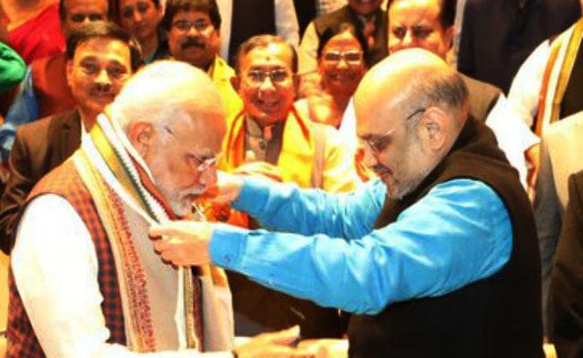 रूपाणी राज पार्ट-2: मंच पर नरेंद्र मोदी और अमित शाह के बीच खूब हुई गुफ्तगू