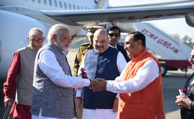 गुजरात : तीन तस्वीरों में राजनीति की तीन कहानियां