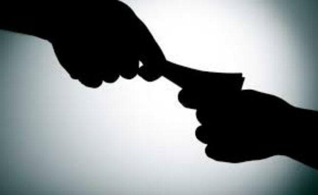 भ्रष्ट बाबूओं पर लगाम कसेगी सरकार, IAS अधिकारियों को सपंत्ति का ब्योरा देने का फरमान