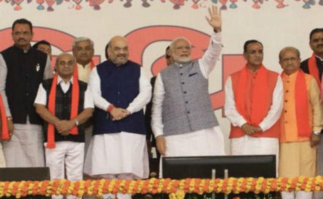 गुजरात में सरकार बनवाकर फ्री मूड में नजर आये अमित शाह, देखें वायरल तस्वीर