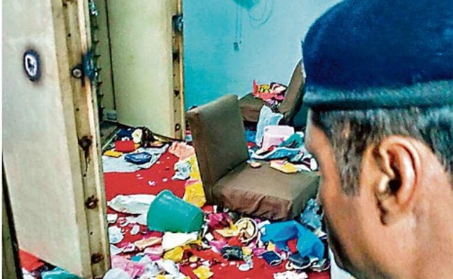 बैंक की खिड़की काट कर घुसे चोर, 86 लॉकर काट कर 10 करोड़ की संपत्ति ले उड़े