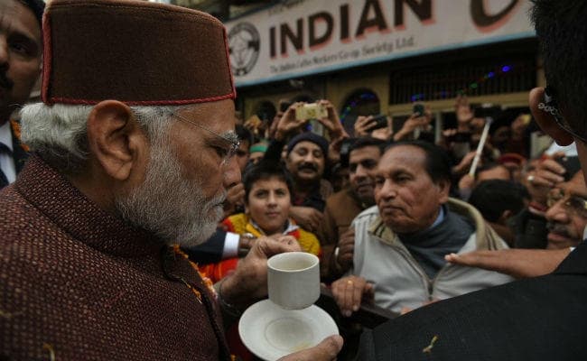 IN PICS: शिमला की सड़क पर पीएम नरेंद्र मोदी का ''कॉफी ब्रेक''