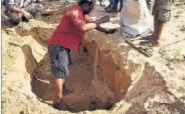 50 हजार के लिए कर रही थी ब्लैकमेल, गैंगरेप कर दबा दिया गला, जमीन में गाड़ दिया शव