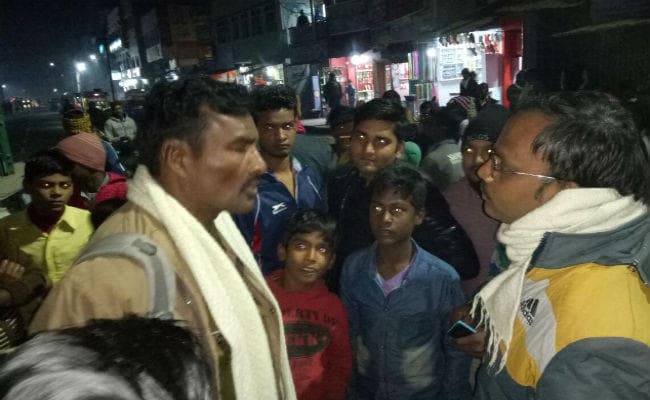 #VIDEO : उधारी नहीं चुकाने पर मुंगेर में कार्यरत एसआई को भीड़ ने बंधक बना किया हंगामा