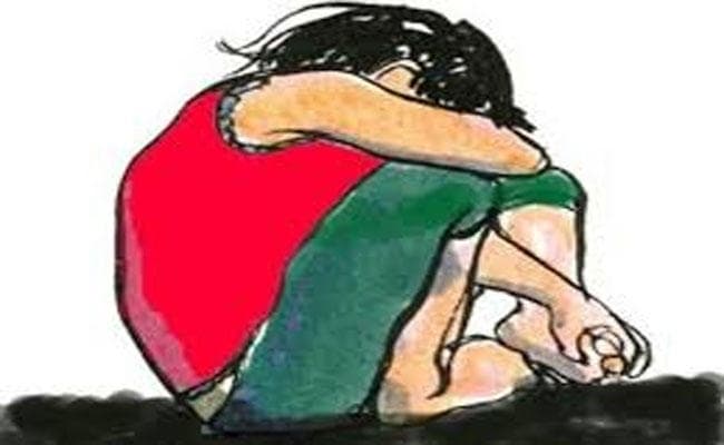 सौतेला पिता कर रहा था दुष्कर्म की कोशिश, विरोध करने पर गर्म लोहे से दागा, सुसाइड करने पहुंची तो ग्रामीणों ने बचाया