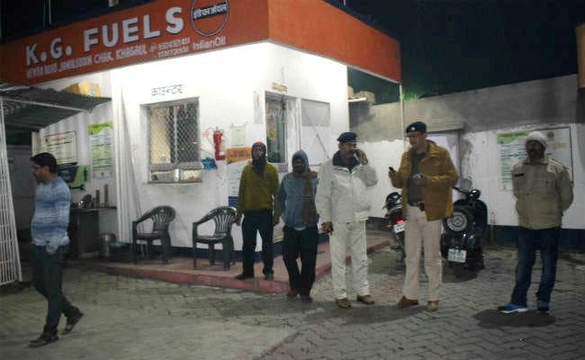 बिहार : हथियारबंद बाइक सवार अपराधियों ने मंत्री नंद किशोर यादव  की बेटी के पेट्रोल पंप से ढाई लाख लूटे